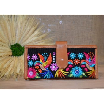 Portfel duży skórzany  brązowy z kwiatowym kolorowym haftem .